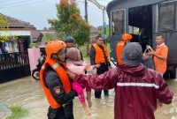 Anggota kepolisian dan warga bahu membahu mengevakuasi masyarakat di Dukuh Goleng, Desa Pasuruhan Lor, Kecamatan Jati, Kudus (Dok. Polres Kudus)