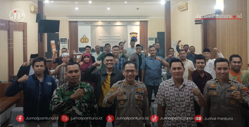 Kapolsek Kudus Kota bersama Camat Kota Kudus dan Kades, Lurah serta Takmir Masjid se Kecamatan Kota (Foto:JP) 