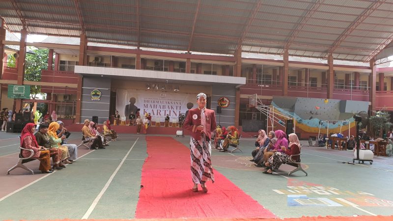 Fashion show dalam rangka memperingati Hari Kartini di SMA Negeri 1 Kudus. (Foto:J05)