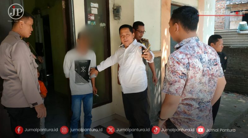 Ayah tiri, pelaku tindak kekerasan pada anak di Kudus diamankan Polsek Kaliwungu, Kudus. (Foto:J02)
