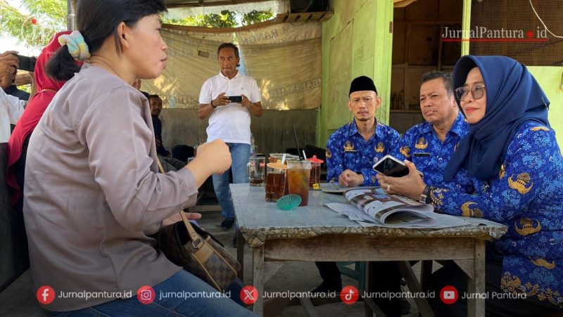 Kepala Disnakerperinkop dan UKM Kabupaten Kudus, Rini Kartika Hadi Ahmawati saat menemui buruh rokok PR kembang Surya yang berdemo di depan pabrik setempat. (Foto:J02)