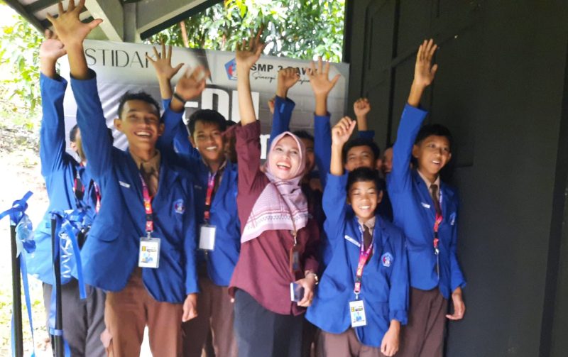 Panti, Guru PAI di SMP Negeri 3 Dawe saat bersama para muridnya. (Foto:Istimewa)
