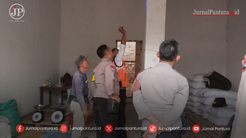 Inafis Polres Kudus bersama Anggota Polsek Dawe melakukan pemeriksaan di lokasi (Foto:JP) 