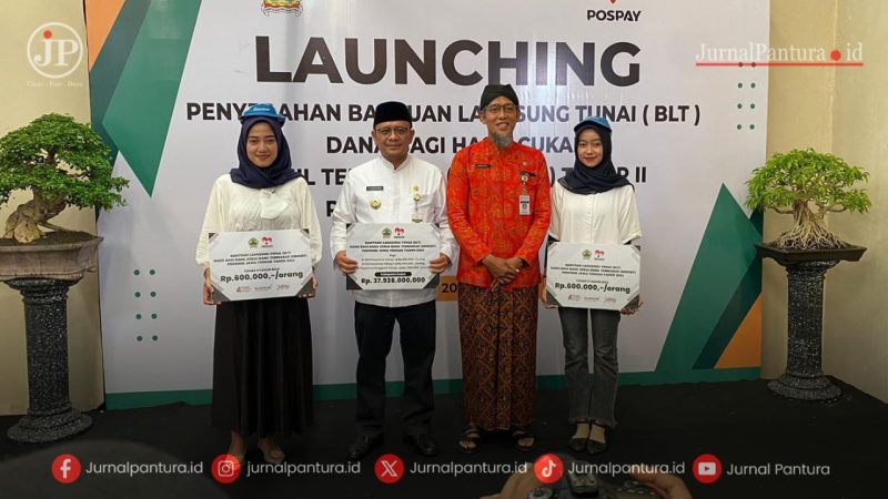 Sekda Provinsi Jateng Sumarno, Pj Bupati Kudus M Hasan Chabibie bersama penerima BLT Cukai (Foto:JP) 