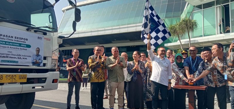 SEREMONIAL : Menteri Perdagangan Zulkifli Hasan melepas truk pengangkut alas kaki yang akan diekspor ke Amerika di halaman PT SCI Salatiga. (Foto:ist).