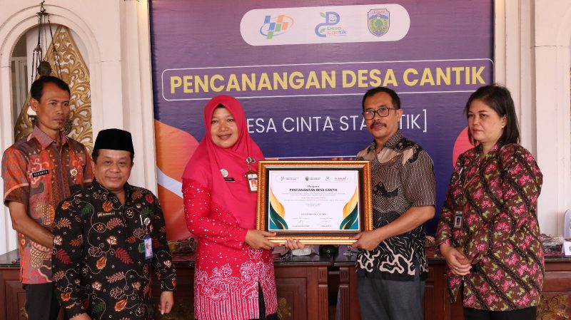Pemberian penghargaan desa cinta statistik diberikan secara simbolis (foto:JP)