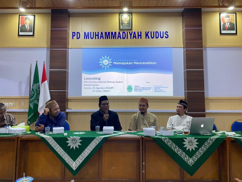 Ketua PD Muhammadiyah Kudus Noor Muslikhan saat melaunching mini survey aspirasi masyarakat, di Ruang Rapat PD Muhammadiyah pada Selasa (20/8/2024) malam.