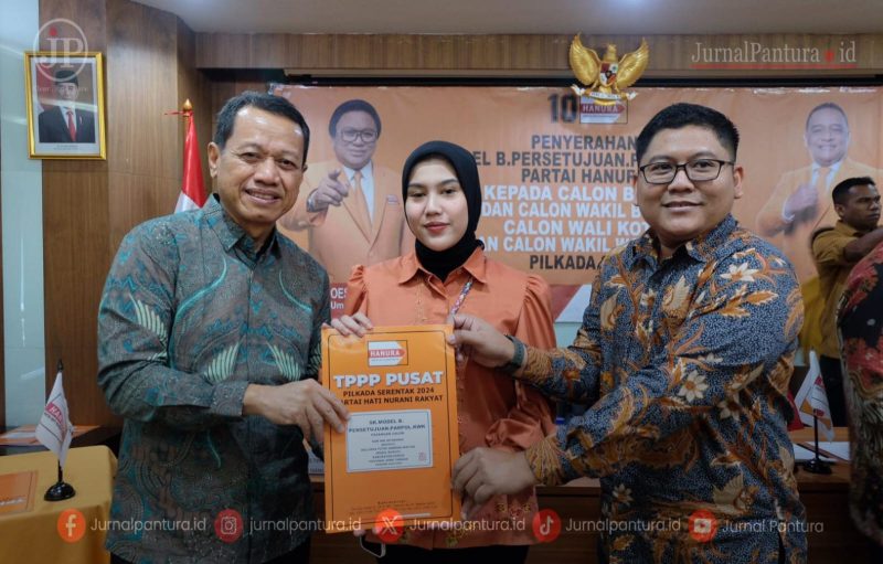 Pasangan Sam'ani - Bellinda Putri menerima Formulir B1 KWK di Gedung City Tower Jakarta (Foto:JP) 