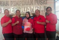 Pasangan Sam'ani-Bellinda diapit Masan, Ahmad Yusuf Roni dan Aris Suliyono (Foto:JP) 