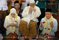 KH Ulin Nuha Arwani mendoakan Sam'ani dan Bellinda Putri sebelum mendaftar ke KPU Kudus (Foto:JP) 