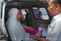 Jenazah peziarah asal Lampung yang meninggal dunia di Terminal Wisata Bakalankrapyak Kudus, dievakuasi menngunakan ambulans. (Foto:J02)
