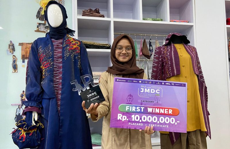 Siswi SMK NU Bannat Kudus, Erlisa Normayanti meraih First Winner pada Jateng Modest Design Competition (JMDC) Tahun 2024. (Foto:J05)