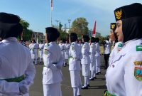 Paskibraka Putri di Kabupaten Kudus tampil kompak mengenakan jilbab pada momen pengukuhan di halaman Pendapa Kabupaten Kudus, JUmat, 16 Agustus 2024. (Foto: J05)