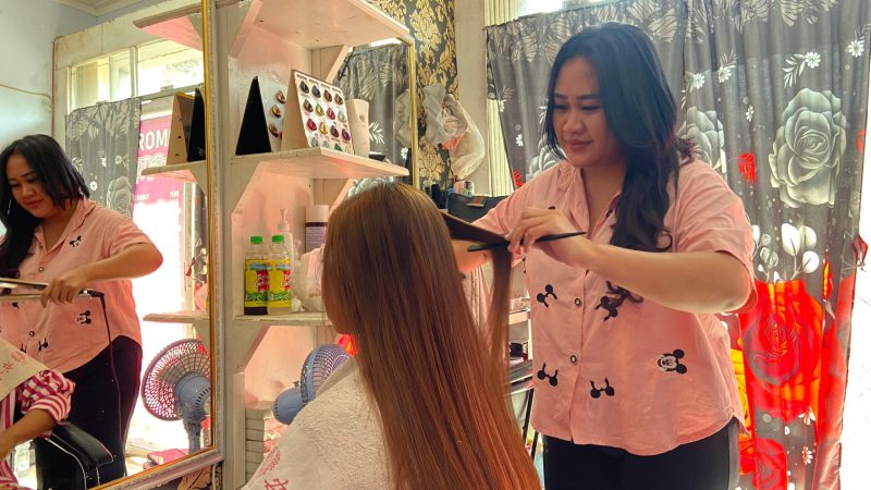 Ncut Riena tengah membuat gaya rambut yang lagi tren di 2024. (Foto: J05)