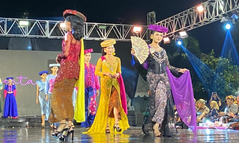 Fashion show Kudus Fashion Week di Alun-alun Simpang Tujuh Kudus. (Foto: J05)