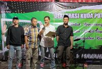 Gus Rian saat membacakan naskah deklarasi relawan Kuda putih dalam mendukung Hartopo-Mawahib (Foto:JP) 