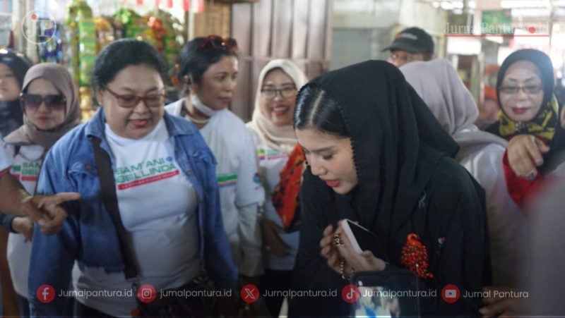 Bellinda Putri Sabrina Birton bertemu pedagang pasar (Foto:JP) 