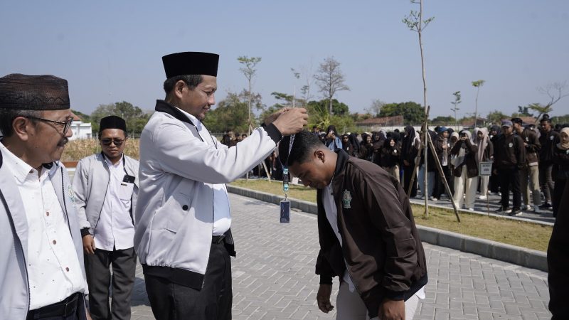 Pelepasan mahasiswa KKN dengan simbolis simbolisasi pengalungan ID card  oleh Rektor IAIN Kudus, Prof Abdurrohman Kasdi. (Foto: Istimewa)
