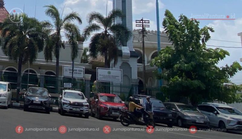 Suasana area alun-alun Simpang 7 depan masjid agung Kudus di siang hari (Foto:Jp)