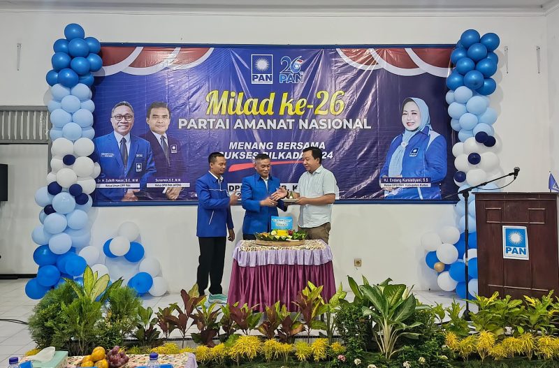 Merayakan Milad ke-26, DPD Partai Amanat Nasional (PAN) Kabupaten Kudus menggelar acara potong tumpeng di kantor DPC PAN Rendeng, Kecamatan Kota Kudus, pada Sabtu malam (31/8/2024).