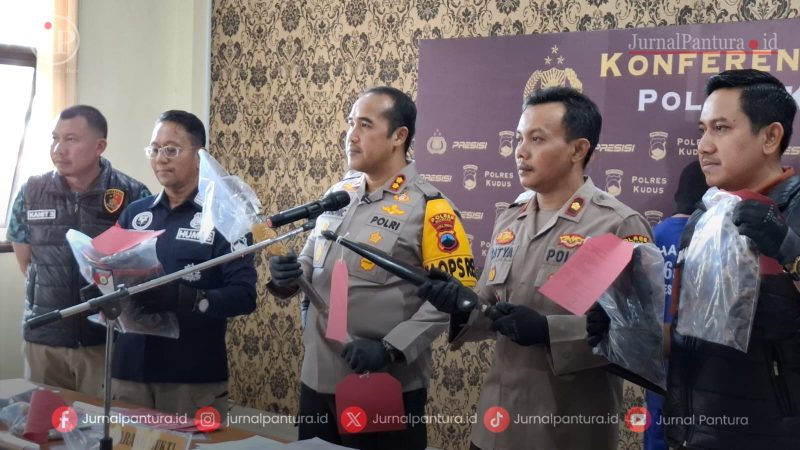 Kapolres Kudus AKBP Ronni Bonic didampingi Wakapolres Kudus Kompol Satya Adi Nugraha dan Kasatreskrim Polres Kudus AKP Danail Arifin (Foto:JP) 