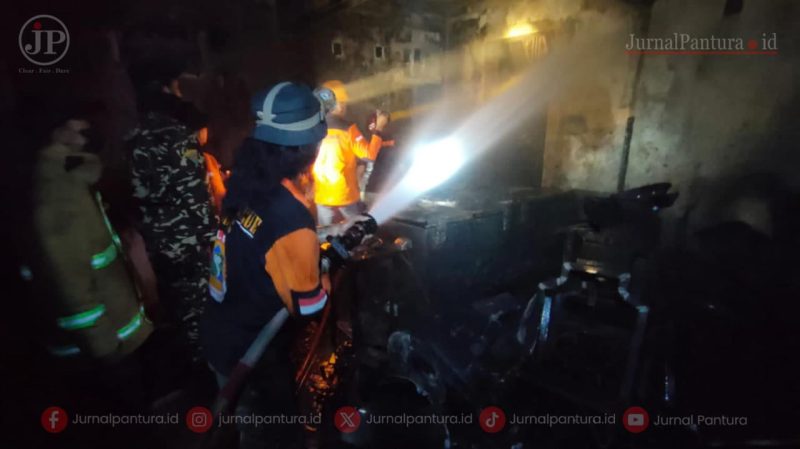 Petugas pemadam kebakaran berusaha memadamkan kebakaran di ruko belakang Ramayana Kudus (Foto:JP) 