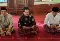 KH M Yusrul Hana (Gus Hana/anak), Gus Nauval Annabil (cucu) dan Gus M Fahri Aminuddin (cucu). (Foto:JP) 