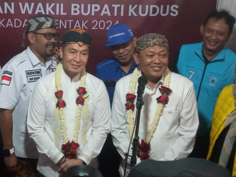 Paslon Cabup 02 Kudus, Hartopo (kiri depan) dan Cawabup, Mawahib (kanan depan mic) (foto:Jp)