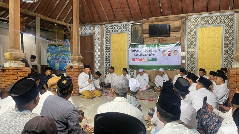 Cabup Cawabup Kudus 02 Hartopo-Mawahib berdoa bersama di  Garasi Mulyo Grup, Karangsambong, Kecamatan Bae, Kudus. (foto:Jp)