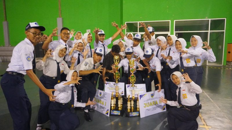 SMPN 1 Jati berhasil meraih Dua Piala dan Penghargaan Terbaik di Lomba Tata Upacara Bendera dan Baris Berbaris. (Foto: J05)