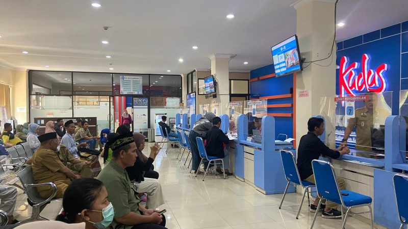 Pelayanan di Disdukcapil Kabupaten Kudus. (Foto: J05)