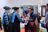 Momen haru saat orangtua wakili wisuda anaknya yang meninggal dunia di UMK. (Foto:JP)
