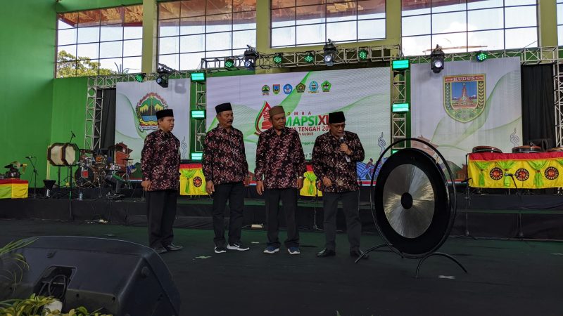 Pembukaan lomba MAPSI SMP tingkat Jawa Tengah dengan simbolis pembukulan gong oleh Pj Bupati Kudus, M Hasan Chabibie. (Foto: J05)