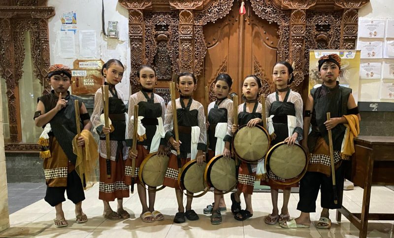 Siswa SD di Gulang usai pementasan Caping Kalo (Foto:JP) 