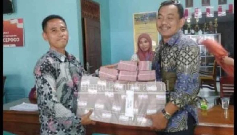 Kades Cepogo dan Petugas dari Pos Indonesia (Foto:J08) 