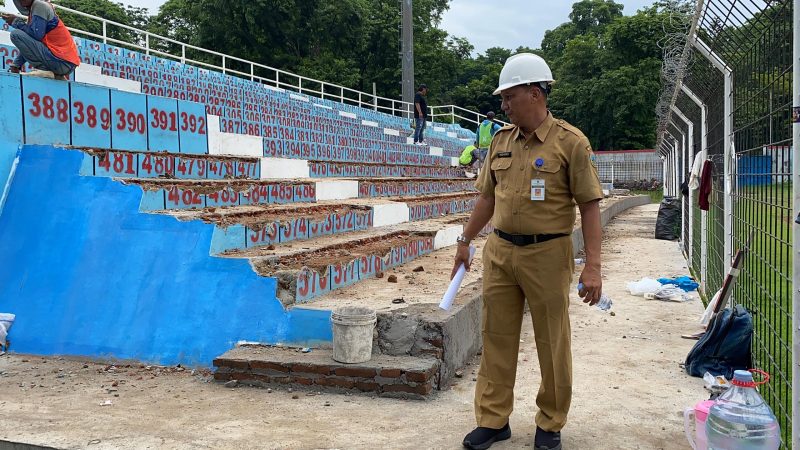 Plt Kabid Olahraga pada Disdikpora Kudus, Widhoro Heriyanto saat melakukan peninjauan di Stadion Wergu Wetan Kudus pada Senin, 9/12/2024.