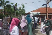 Warga nampak antre panjang untuk mencairkan bantuan PKH dan BPNT di Kantor Pos Jati, Kudus. (Foto: JP)