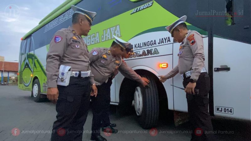 Foto: Petugas dari Polres Kudus saat mengecek kendaraan Bus di Terminal Kudus, Rabu (11/12/2024)