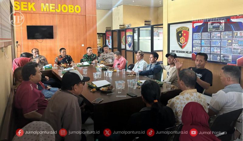 Foto: Pembinaan dan sosialisasi terhadap pemilik kost se-Kecamatan Mejobo yang berlangsung di Aula Mapolsek Mejobo, Kabupaten Kudus, Selasa (10/12/2024).