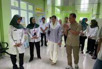 Bupati dan Wakil Bupati Kudus terpilih, Samani Intakoris dan Bellinda Putri Birton saat meninjau Puskesmas Rendeng. (Foto: J02)