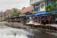 Lapak PKL Tradisi Dandangan di Jalan Pangeran Puger Kudus. (Foto: J05)
