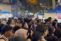 Pengunjung di Pekan Raya Tradisi Dandangan Kudus. (Foto: JP)