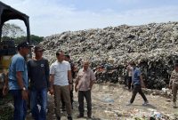 Bupati Kudus, Sam’ani Intakoris saat meninjau TPA Tanjungrejo. (Foto: J02)