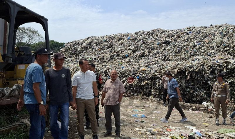 Bupati Kudus, Sam’ani Intakoris saat meninjau TPA Tanjungrejo. (Foto: J02)