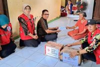 Camat Bangsri bersama PMI Kabupaten Jepara memberikan bantuan sosial di Desa Jerukwangi Bangsri (Foto:istimewa) 