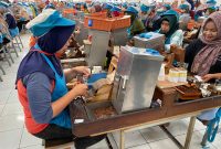 Karyawan PT Djarum menerima THR hari ini, Rabu, 19/3/2025 dengan sistem seluruhnya ditransfer. (Foto: J02)