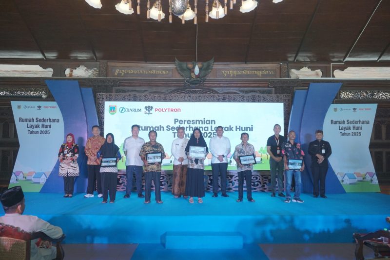 General Manager Community Development PT Djarum Ahcmad Budiharto, Chief Operating Officer PT Djarum Victor Rachmat Hartono, Direktur Jenderal Tata Kelola dan Pengendalian Risiko Kementerian Perumahan dan Kawasan Permukiman RI Brigjen Pol Dr Azis Andriansyah, General Services PT Hartono Istana Teknologi (Polytron) Max Arif Pramono dan Bupati Kudus Sam’ani Intakoris bersama perwakilan penerima RSLH (Foto:Istimewa)