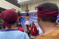 prosesi visualisasi jalan salib dalam rangka peringatan Jumat Agung di Gereja Kristen Muria Indonesia (GKMI) Tanjungkarang pada Jumat (18/4/2025) sore. (Foto: J05)