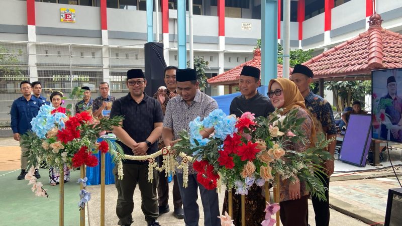 Wakil Gubernur Jawa Tengah, Taj Yasin Maimoen, meresmikan penggunaan lapangan indoor hasil bantuan CSR dari PT Sukun Wartono Indonesia di SMA Negeri 1 Gebog, Kabupaten Kudus, pada Jumat, 17/4/2025. (Foto: J05)