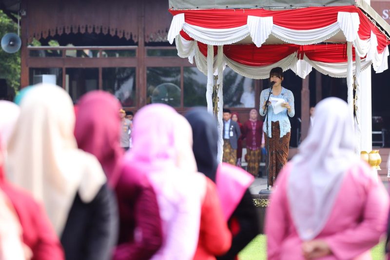 Wakil Bupati Kudus, Bellinda Birton memimpin Apel Peringatan Hari Kartini di halaman Pendapa Kabupaten Kudus, Senin, 21/4/2025. (Foto: JP)